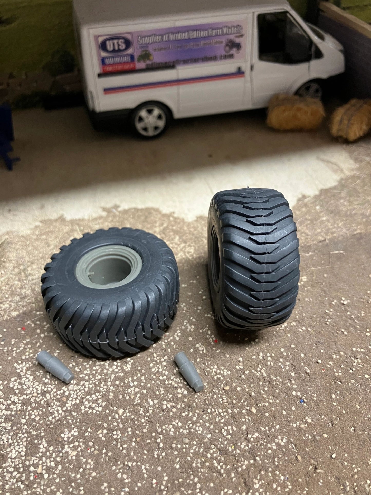 04202 pair of wheels Artisan32 farm machinery 1:32 scale Image
