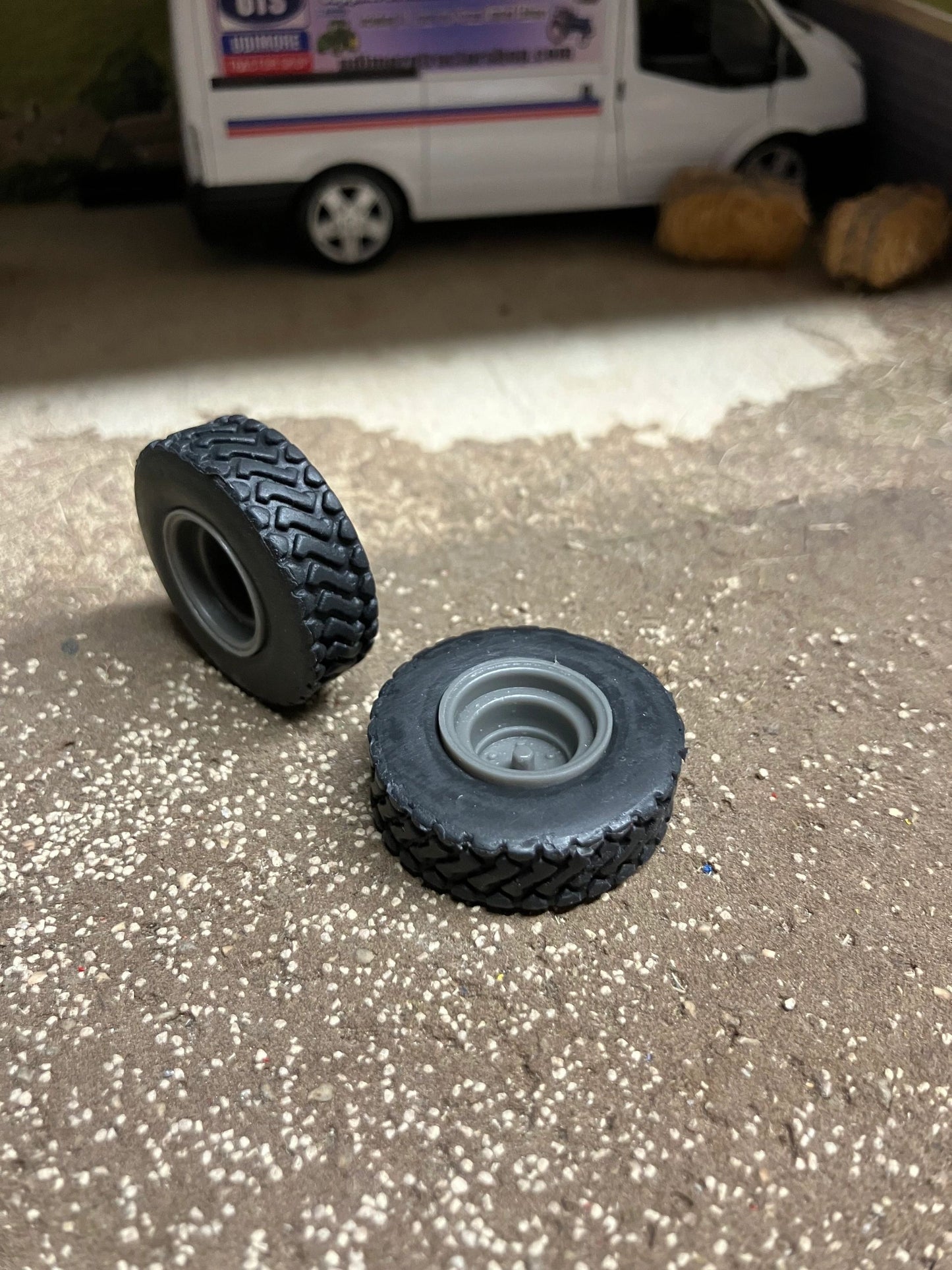 04203 pair of wheels Artisan32 farm machinery 1:32 scale Image 4