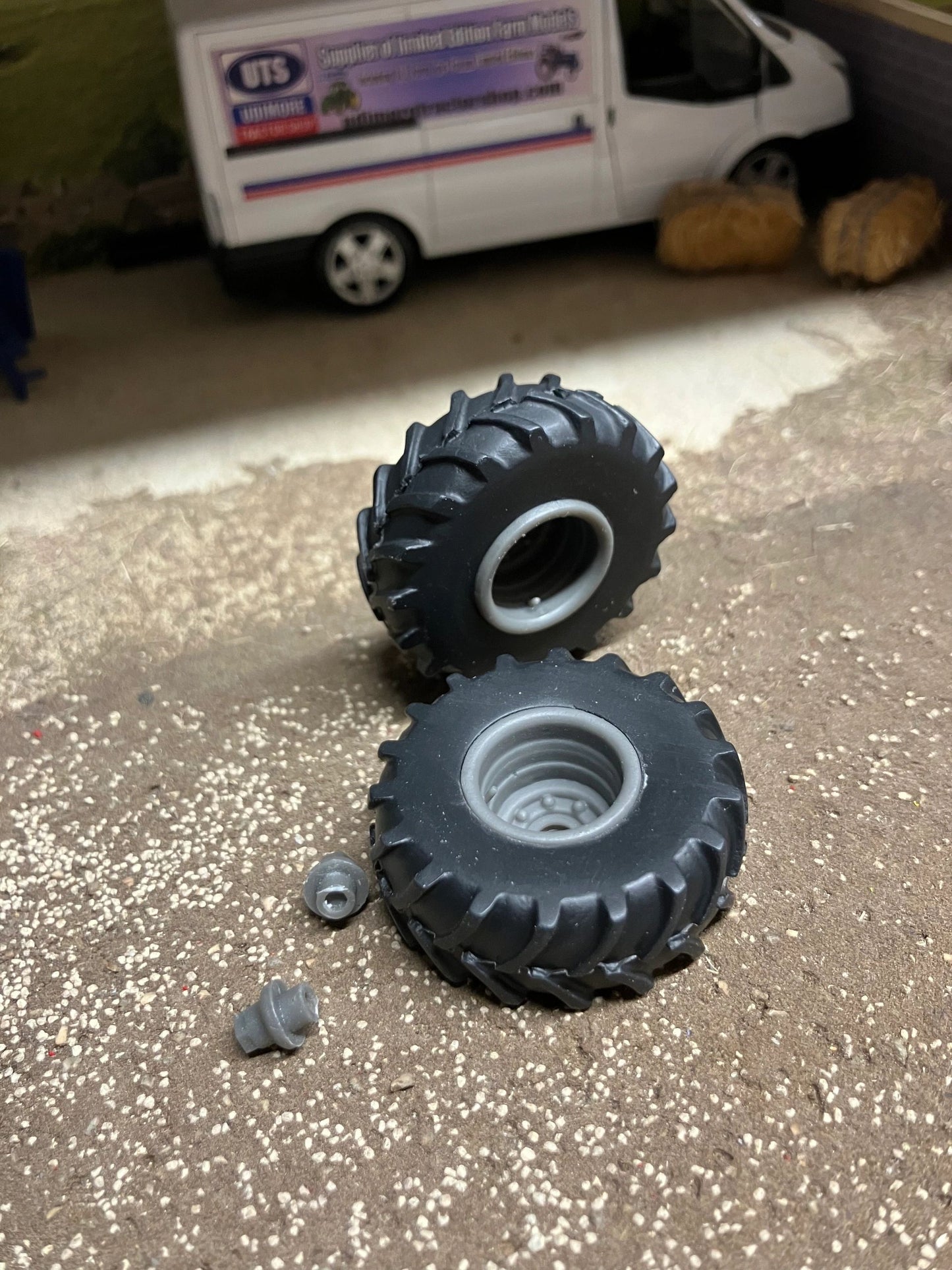 04206 pair of wheels Artisan32 farm machinery 1:32 scale Image 3