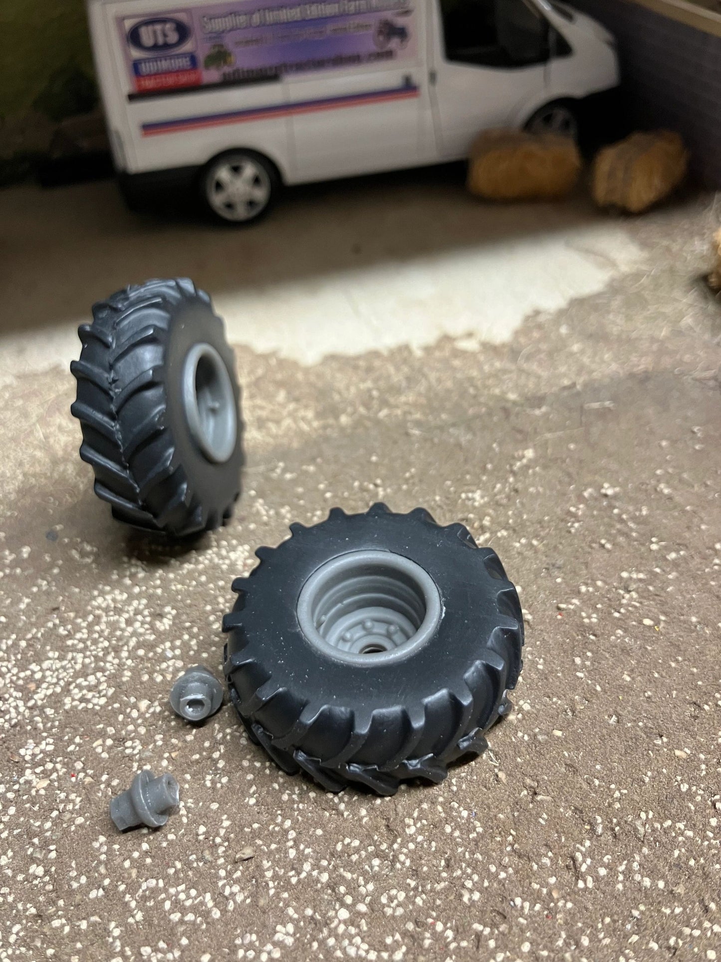 04206 pair of wheels Artisan32 farm machinery 1:32 scale Image 4
