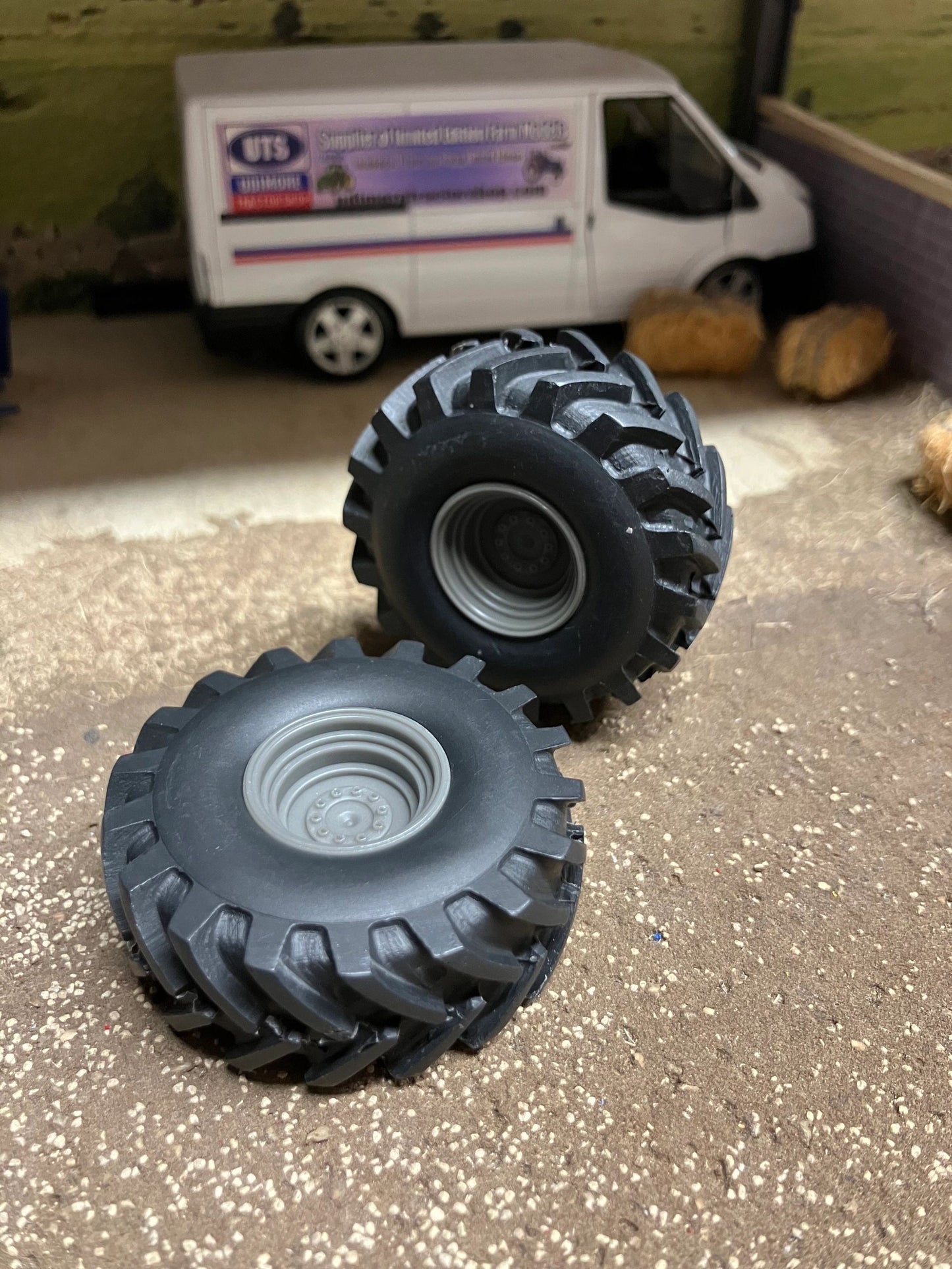 04215 pair of low pressure wheels 650 Artisan32 farm machinery 1:32 scale Image