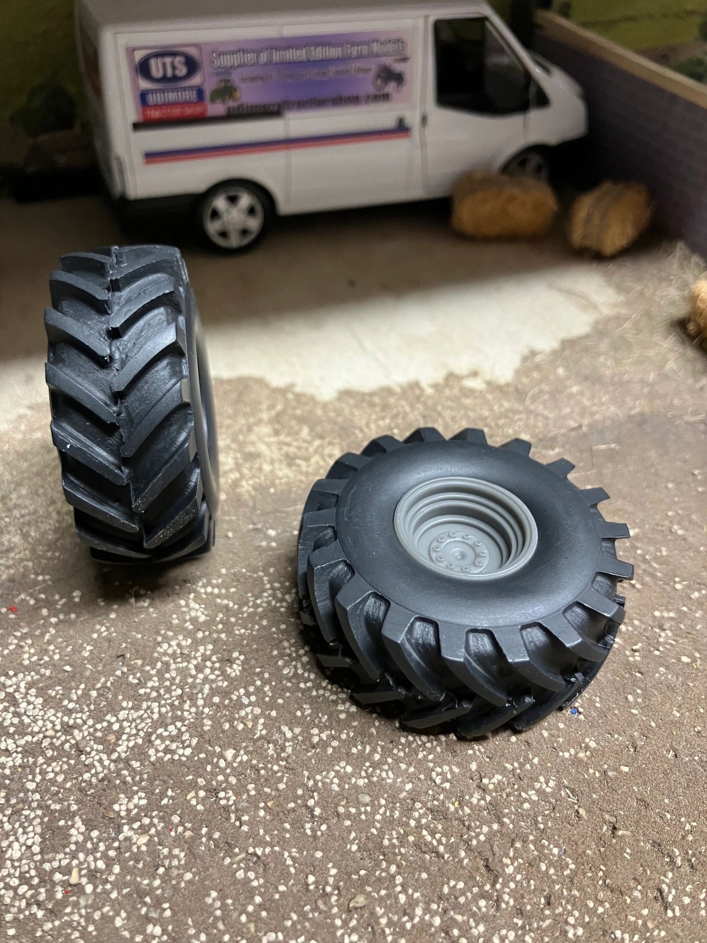 04215 pair of low pressure wheels 650 Artisan32 farm machinery 1:32 scale Image 3