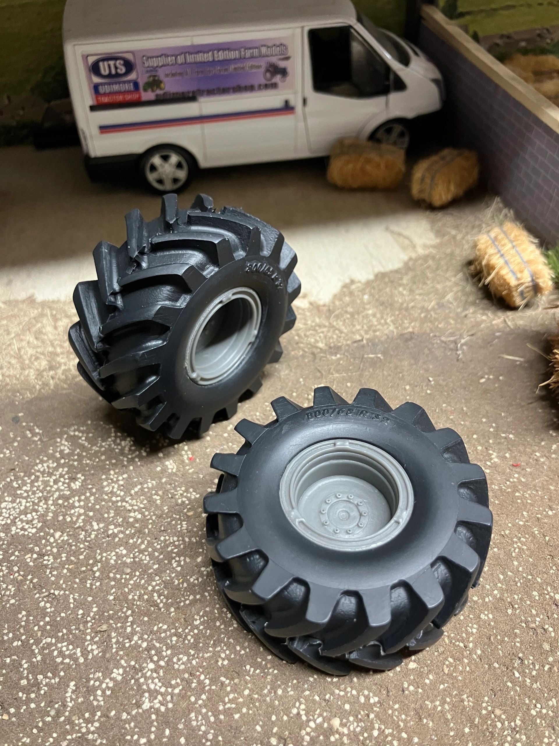 04216 pair of low pressure wheels 800 65 R32 Artisan32 farm machinery 1:32 scale Image