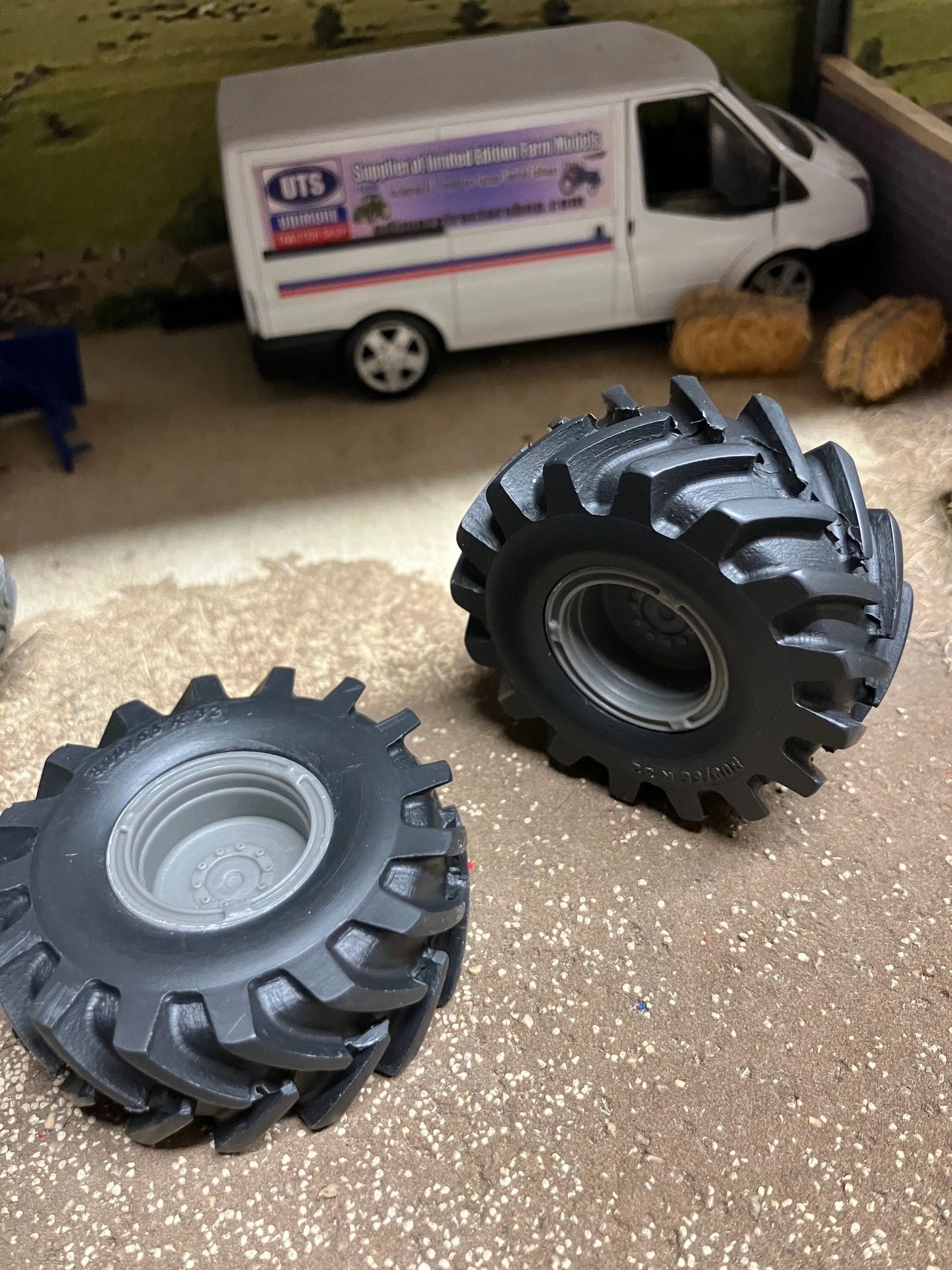 04216 pair of low pressure wheels 800 65 R32 Artisan32 farm machinery 1:32 scale Image 2