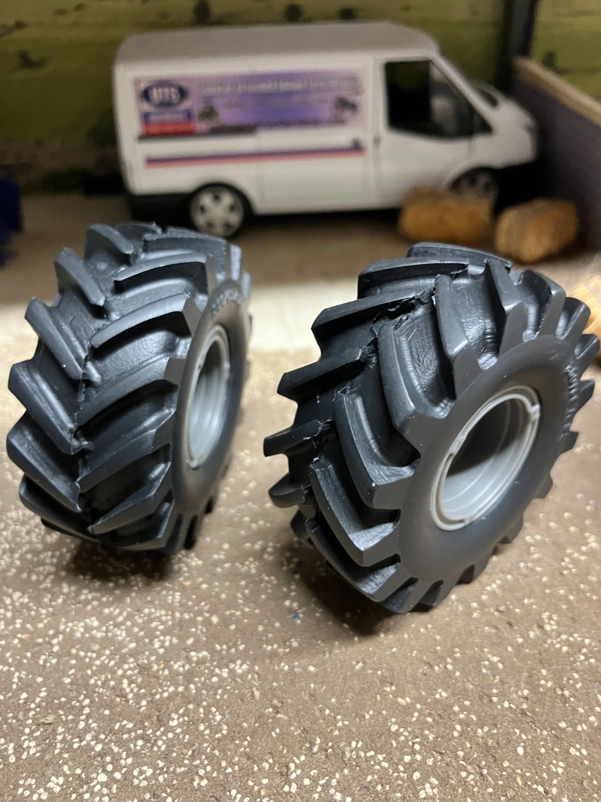 04216 pair of low pressure wheels 800 65 R32 Artisan32 farm machinery 1:32 scale Image 3