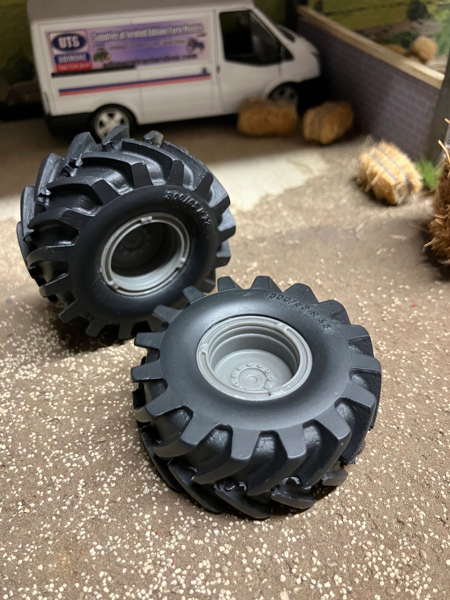 04216 pair of low pressure wheels 800 65 R32 Artisan32 farm machinery 1:32 scale Image 4
