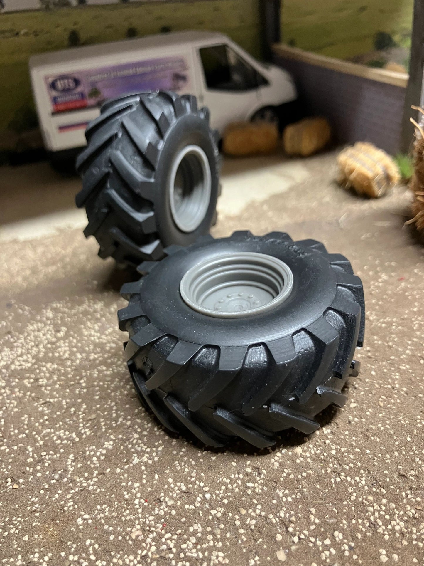 04217 pair of low pressure wheels 900 60 R32 Artisan32 farm machinery 1:32 scale Image 3
