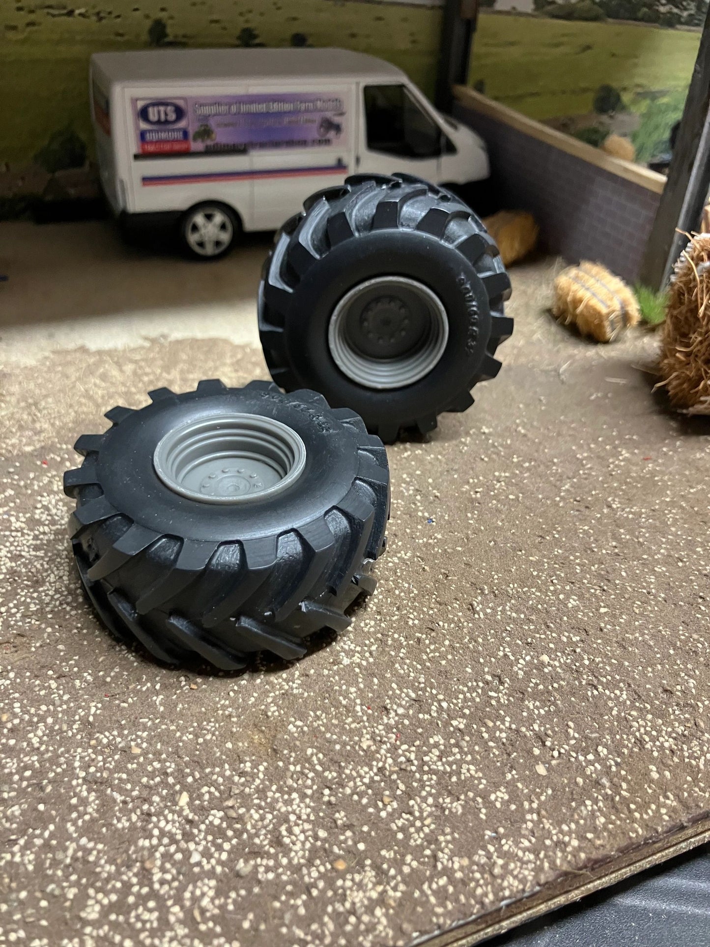 04217 pair of low pressure wheels 900 60 R32 Artisan32 farm machinery 1:32 scale Image 4