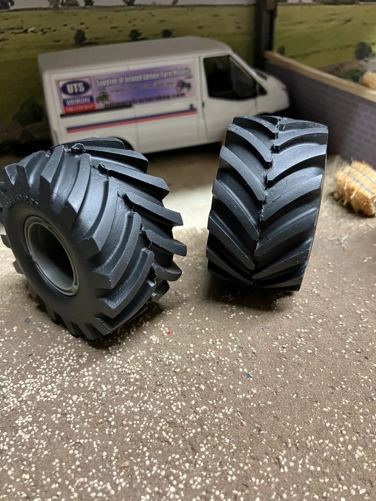 04218 pair of low pressure wheels 1050 50 R32 Artisan32 farm machinery 1:32 scale Image