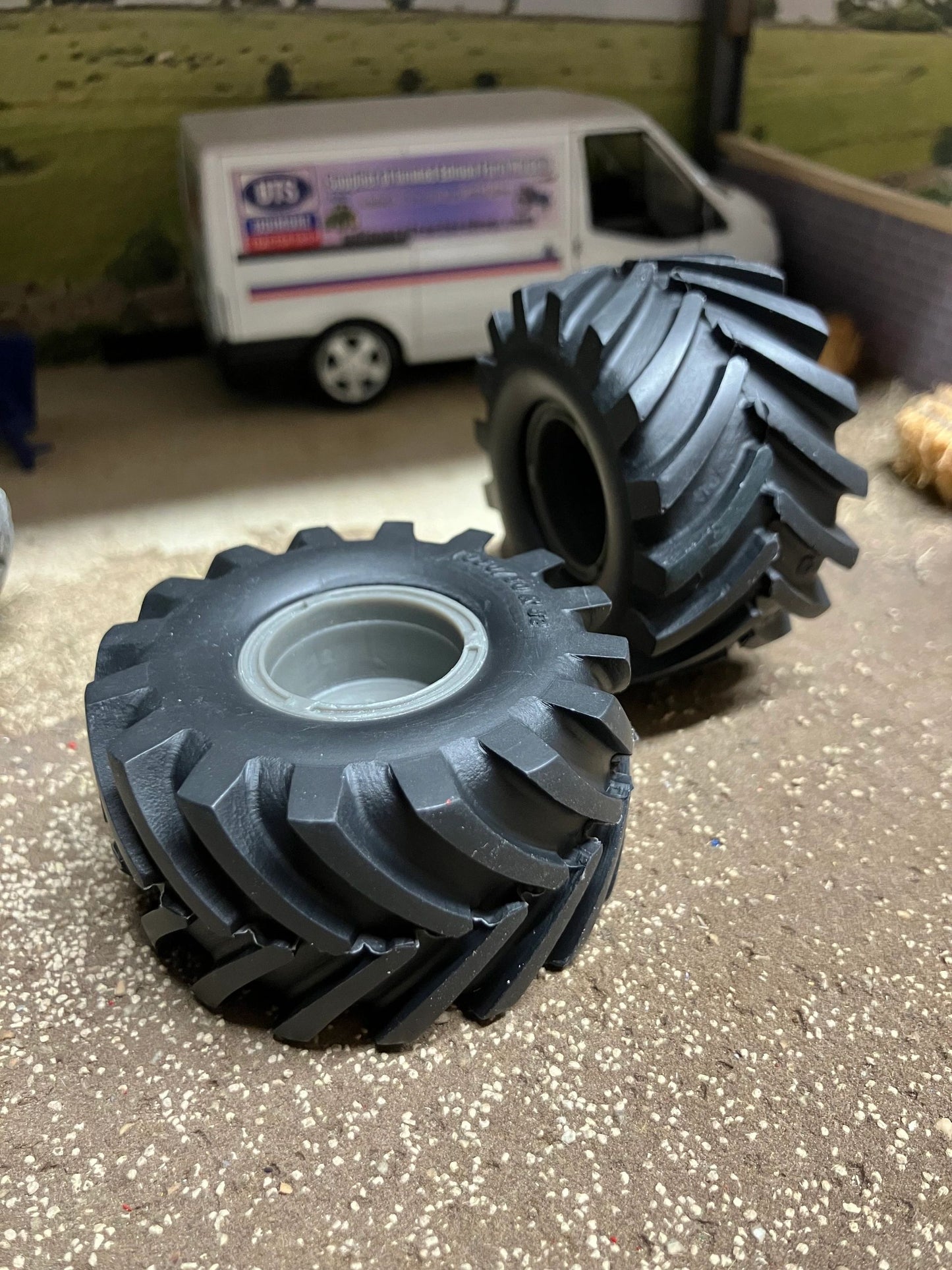 04218 pair of low pressure wheels 1050 50 R32 Artisan32 farm machinery 1:32 scale Image 2