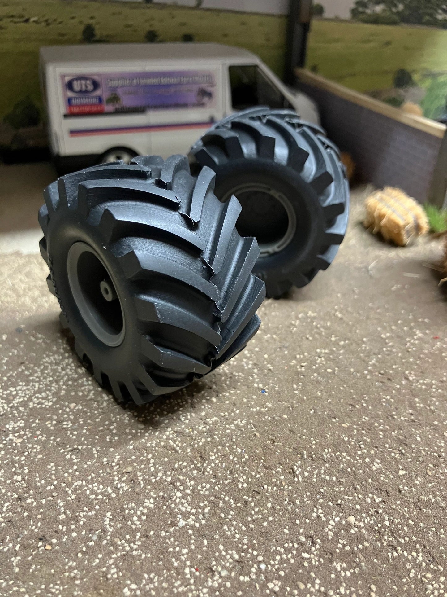 04218 pair of low pressure wheels 1050 50 R32 Artisan32 farm machinery 1:32 scale Image 3