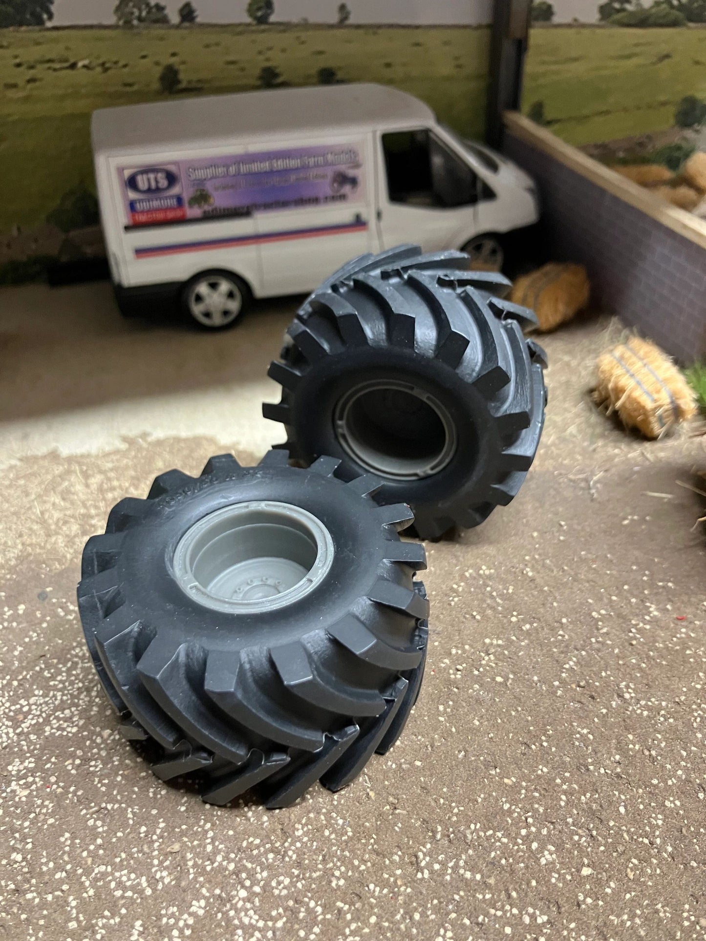 04218 pair of low pressure wheels 1050 50 R32 Artisan32 farm machinery 1:32 scale Image 4