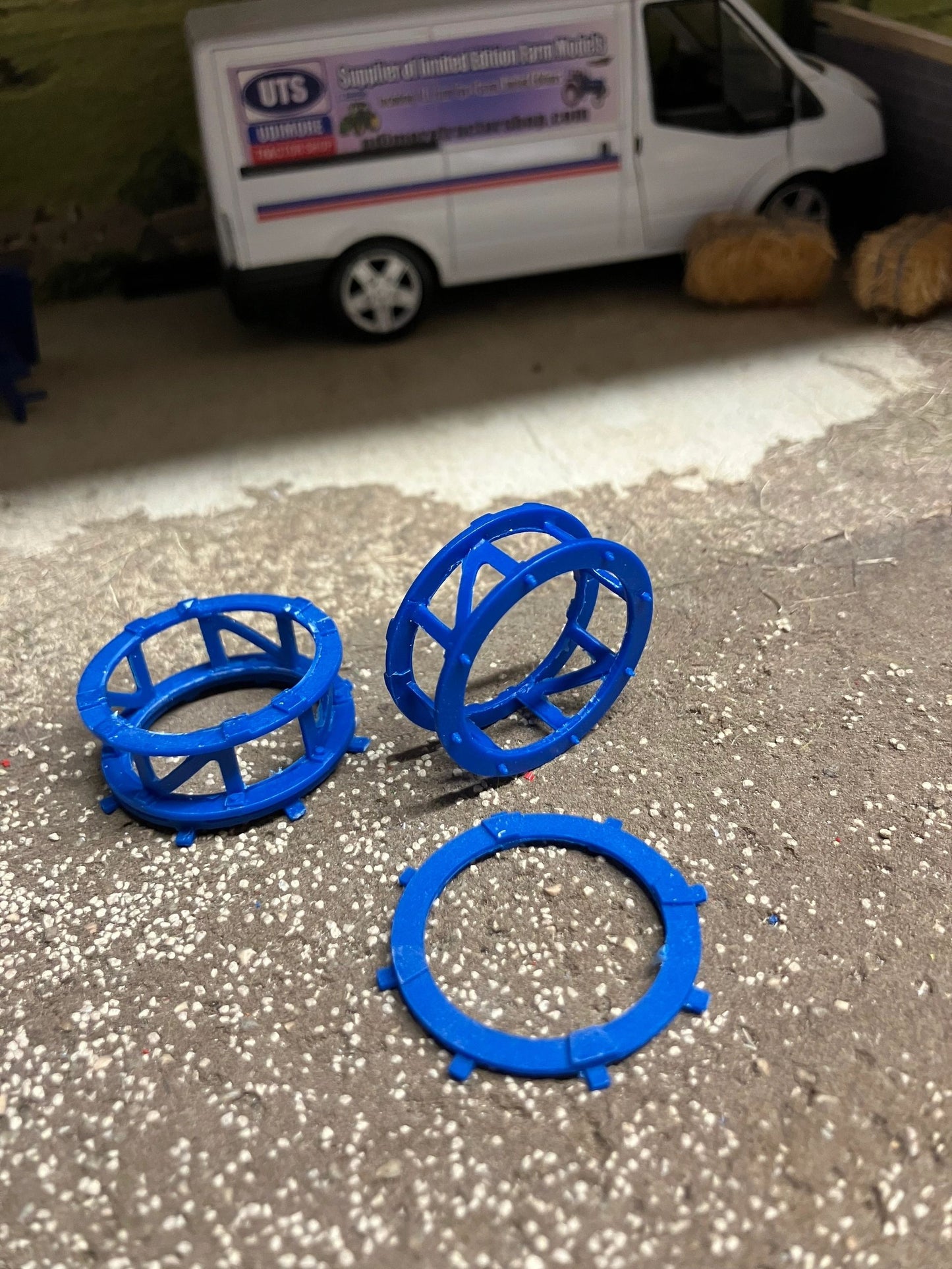 04220 pair of wheel cages barrels Artisan32 farm machinery 1:32 scale Image
