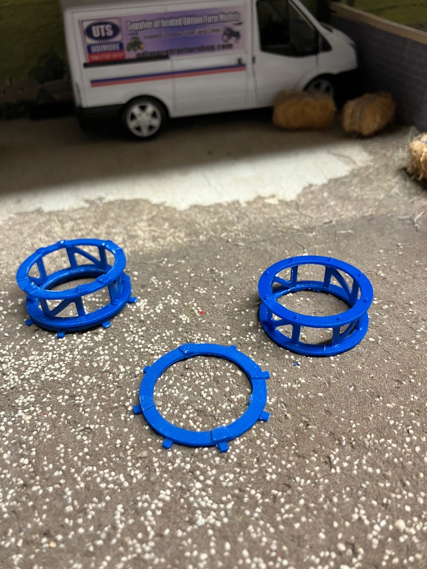 04220 pair of wheel cages barrels Artisan32 farm machinery 1:32 scale Image 3
