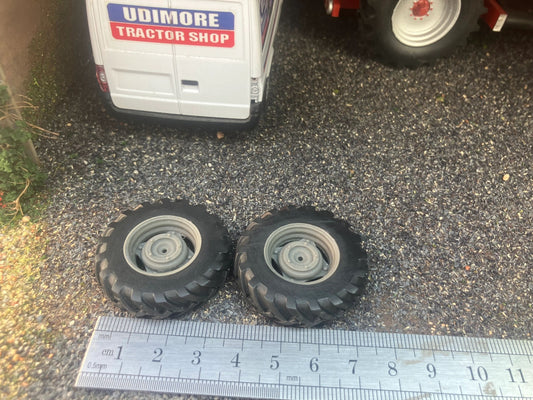 04237 Pair of Front Tractor wheels Artisan32 farm machinery 1:32 scale Image 2
