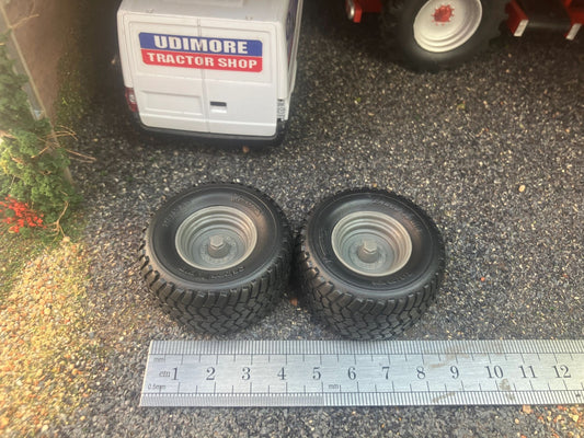 04248 Pair of Michelin BIB cargo wheels Artisan32 farm machinery 1:32 scale 710/50 R30 Image 2