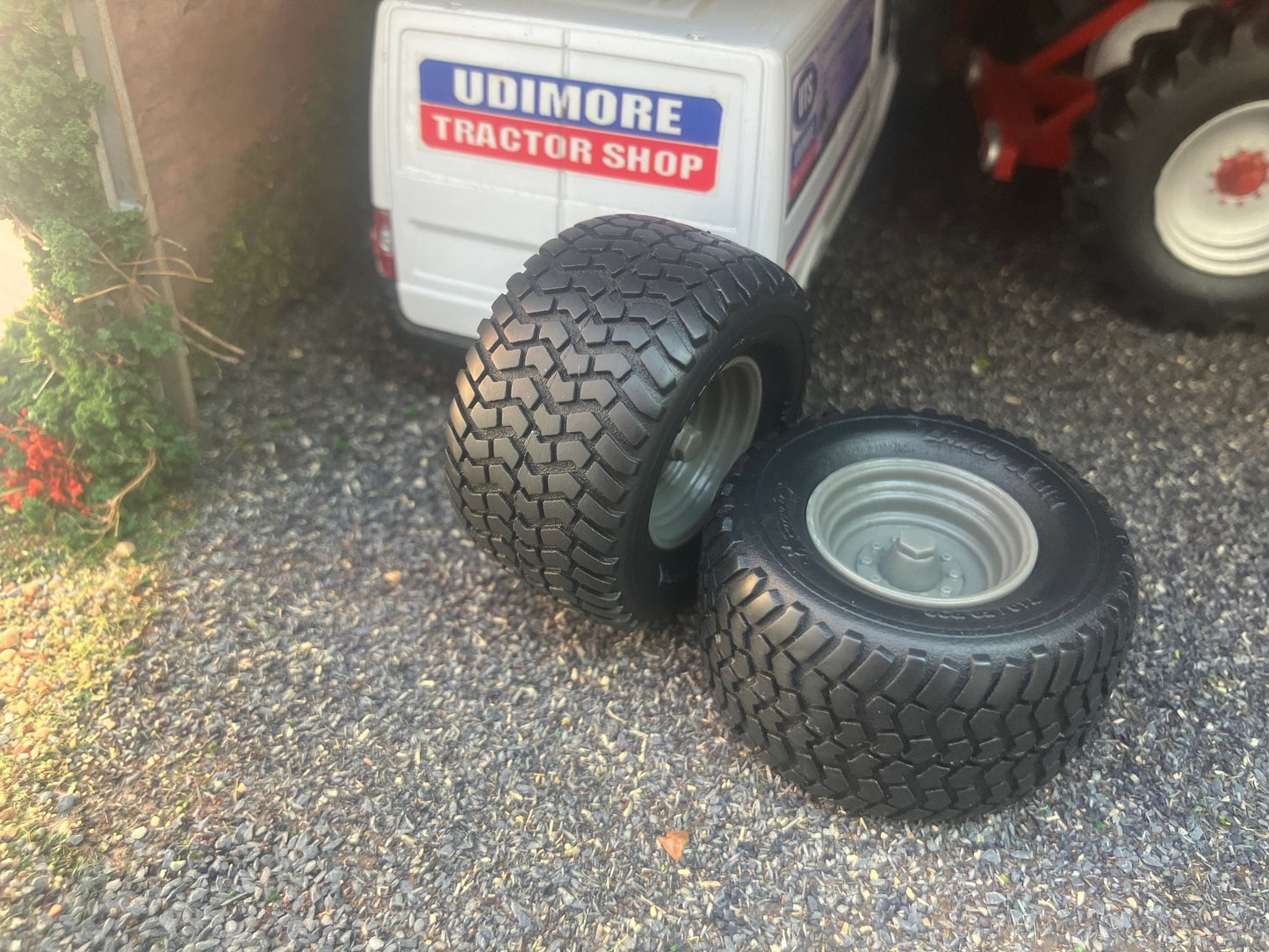 04248 Pair of Michelin BIB cargo wheels Artisan32 farm machinery 1:32 scale 710/50 R30 Image 4