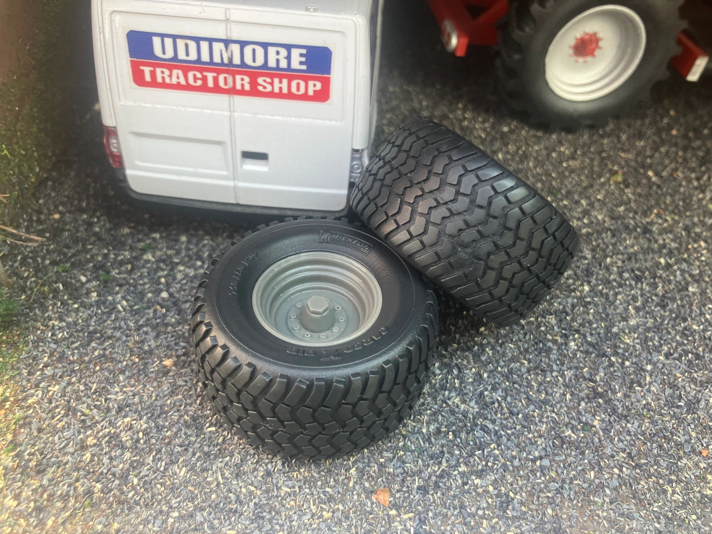 04248 Pair of Michelin BIB cargo wheels Artisan32 farm machinery 1:32 scale 710/50 R30 Image 6