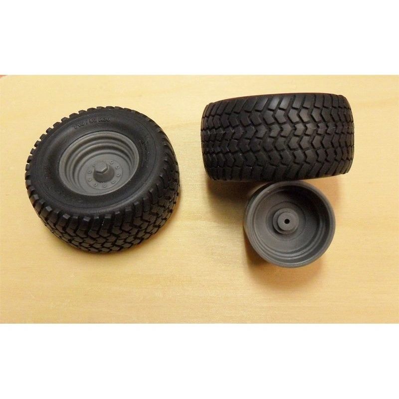 04248 Pair of Michelin BIB cargo wheels Artisan32 farm machinery 1:32 scale 710/50 R30 Image 8