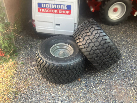 04249 Pair of Michelin BIB cargo wheels Artisan32 farm machinery 1:32 scale 850/50 R30 Image 2