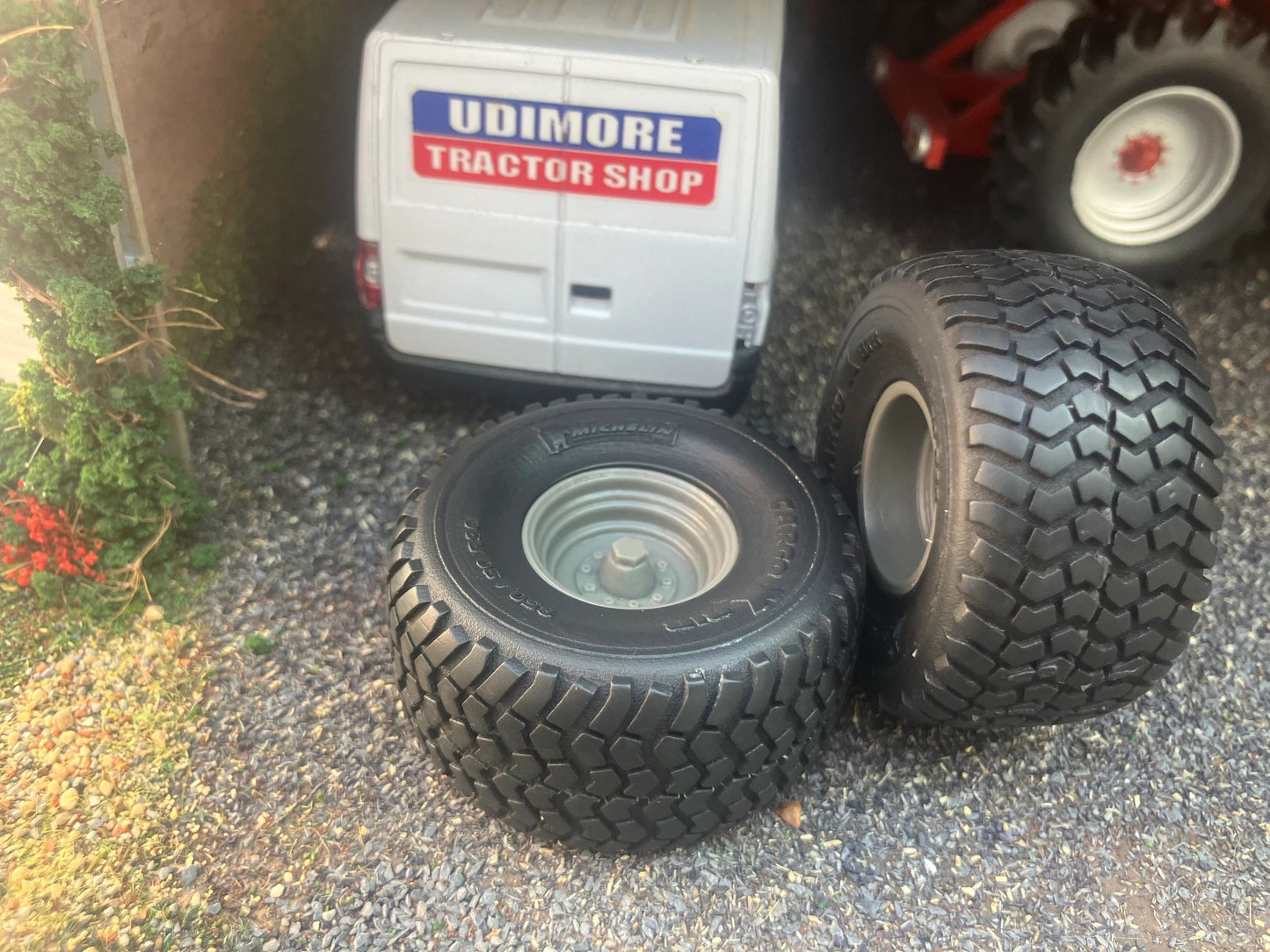 04249 Pair of Michelin BIB cargo wheels Artisan32 farm machinery 1:32 scale 850/50 R30 Image 4
