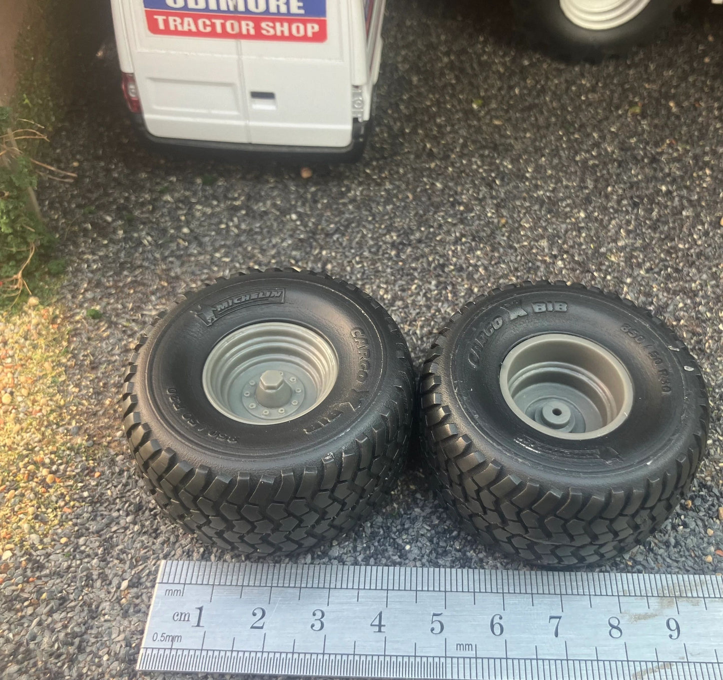 04249 Pair of Michelin BIB cargo wheels Artisan32 farm machinery 1:32 scale 850/50 R30 Image 5