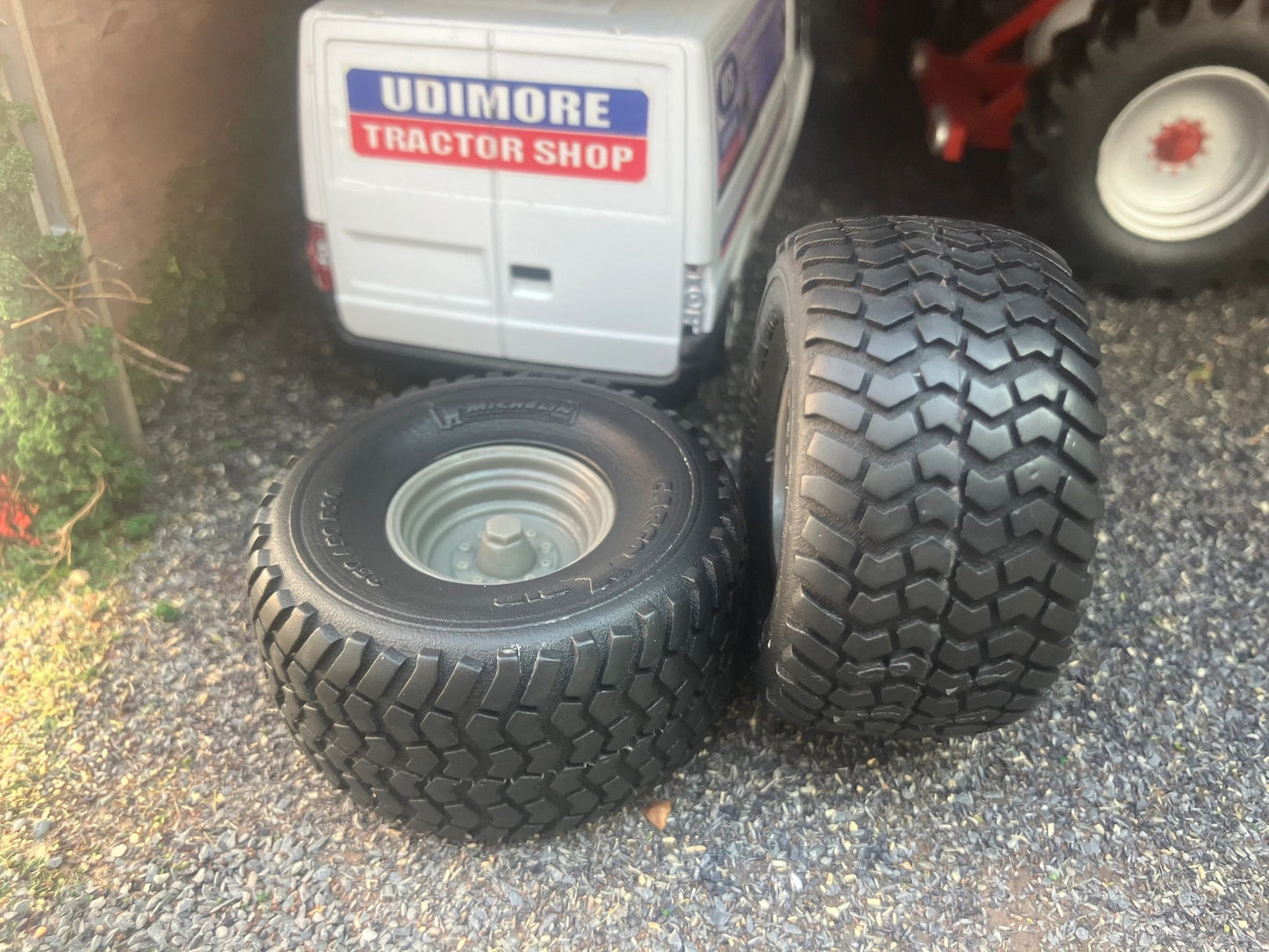04249 Pair of Michelin BIB cargo wheels Artisan32 farm machinery 1:32 scale 850/50 R30 Image 6