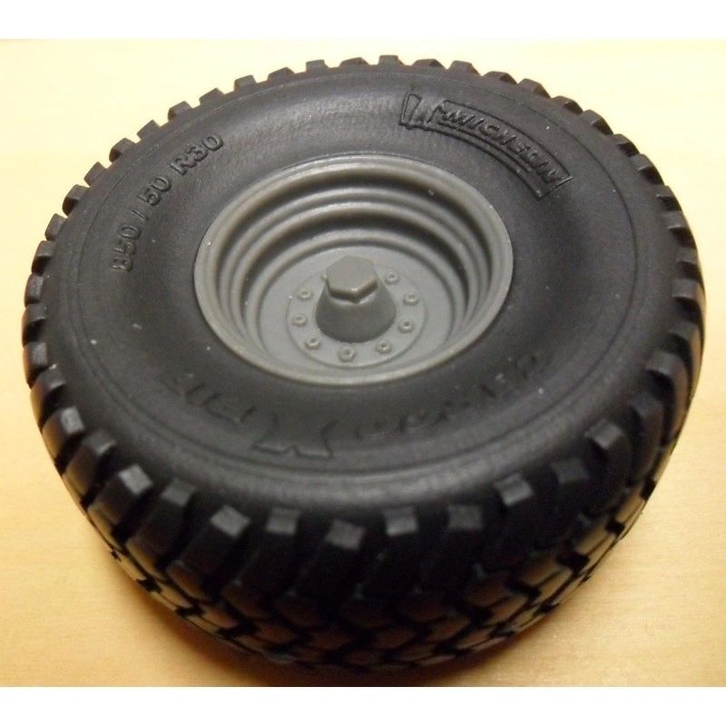 04249 Pair of Michelin BIB cargo wheels Artisan32 farm machinery 1:32 scale 850/50 R30 Image 7