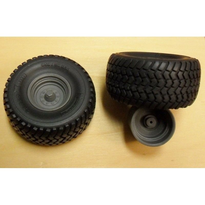 04249 Pair of Michelin BIB cargo wheels Artisan32 farm machinery 1:32 scale 850/50 R30 Image 8