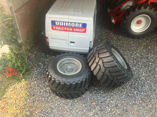 04251 Pair of Vredestein Floatation wheels Artisan32 farm machinery 1:32 scale 800/45 R30.5 Image 2