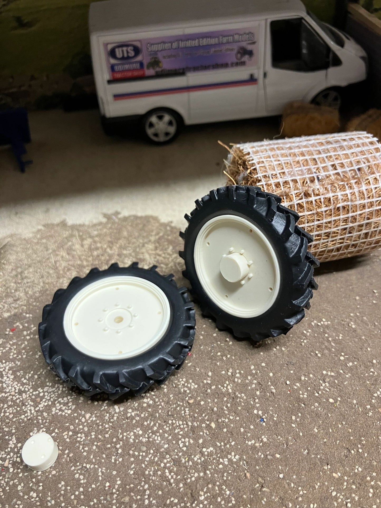 04264MS B pair of White narrow row crop wheels 48mm Artisan32 farm machinery 1:32 scale Image 2