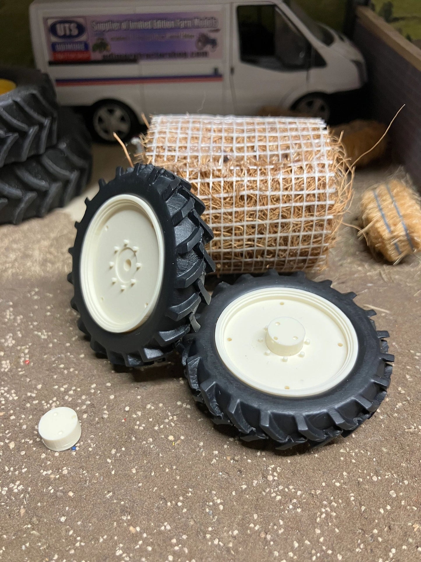 04264MS B pair of White narrow row crop wheels 48mm Artisan32 farm machinery 1:32 scale Image 3