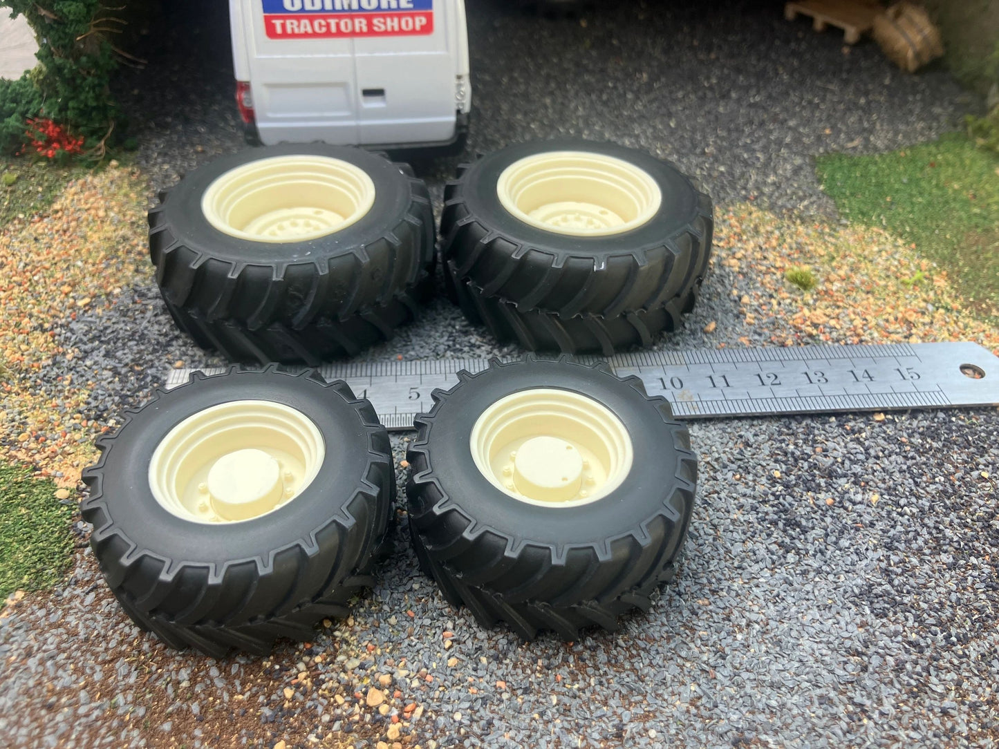 04272-NJ White Set of 4 Agricultural wheels Artisan32 farm machinery 1:32 scale Agrarian Image 3