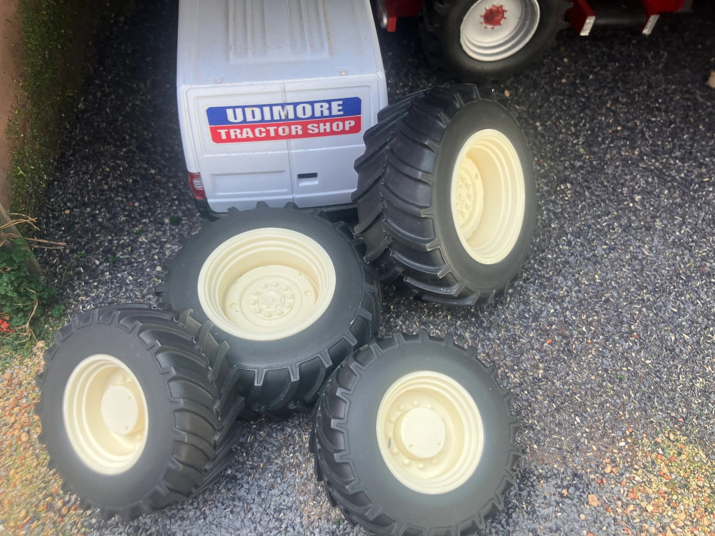 04272-NJ White Set of 4 Agricultural wheels Artisan32 farm machinery 1:32 scale Agrarian Image 4