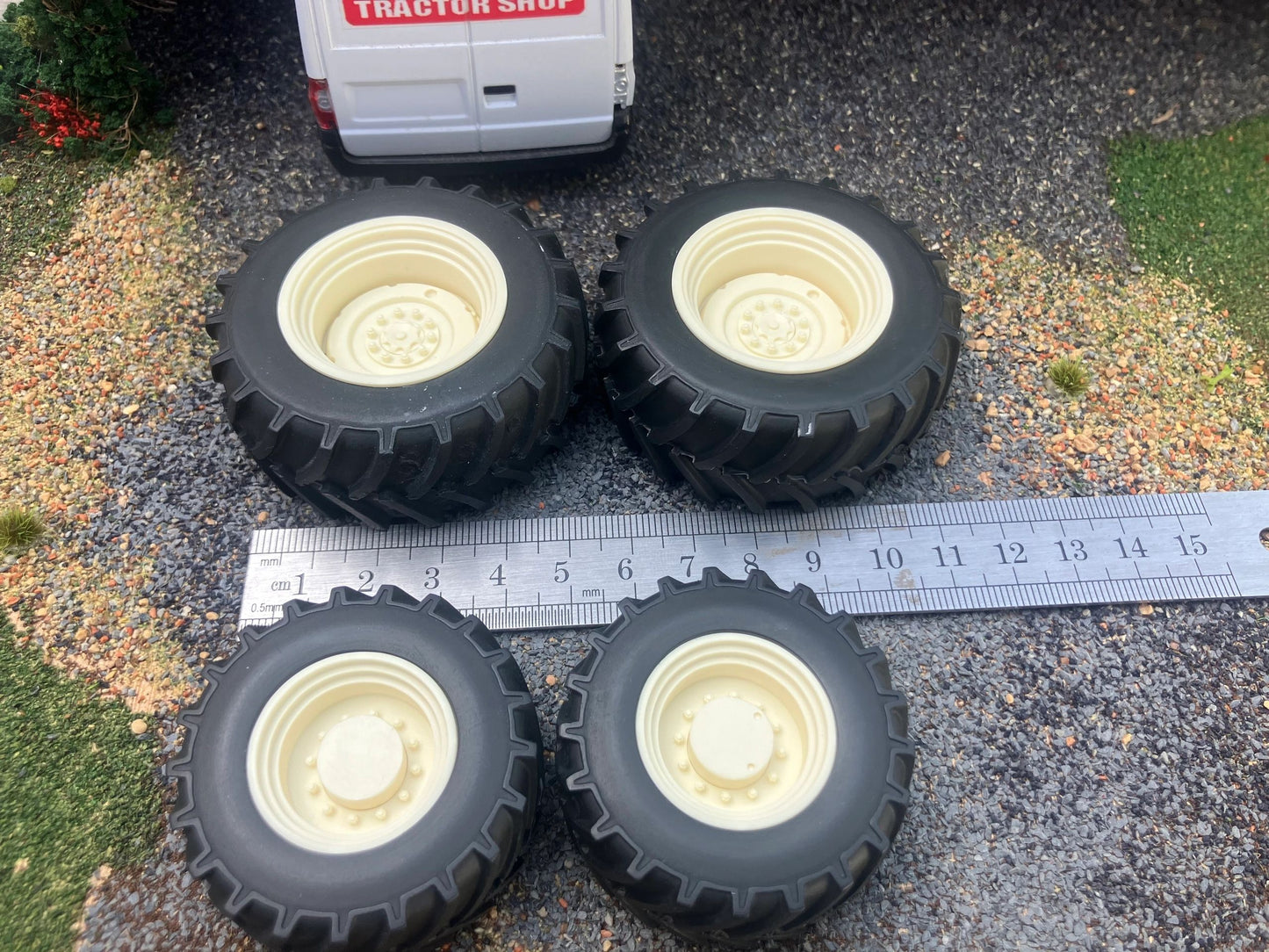04272-NJ White Set of 4 Agricultural wheels Artisan32 farm machinery 1:32 scale Agrarian Image 5
