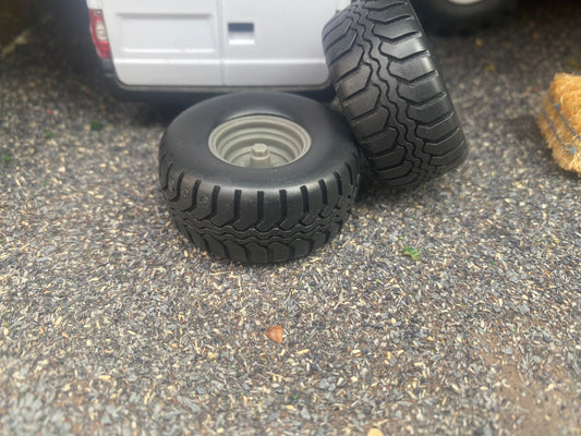 04297 Set of 2 wheels Artisan32 farm machinery 1:32 scale Image 2