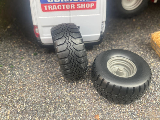 04298 Set of 2 wheels Artisan32 farm machinery 1:32 scale Image 2