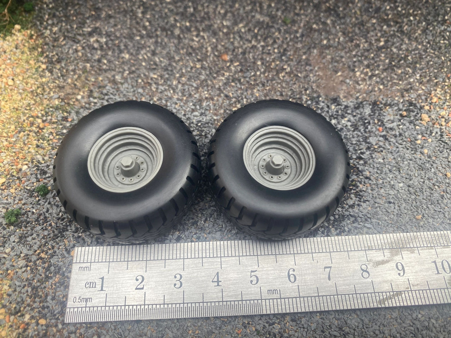 04298 Set of 2 wheels Artisan32 farm machinery 1:32 scale Image 3