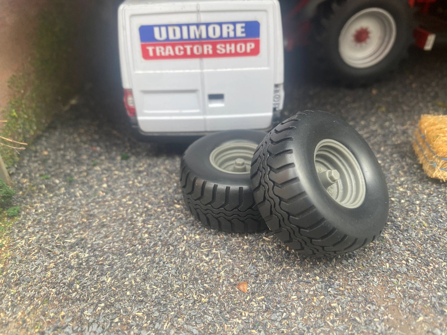 04298 Set of 2 wheels Artisan32 farm machinery 1:32 scale Image 4