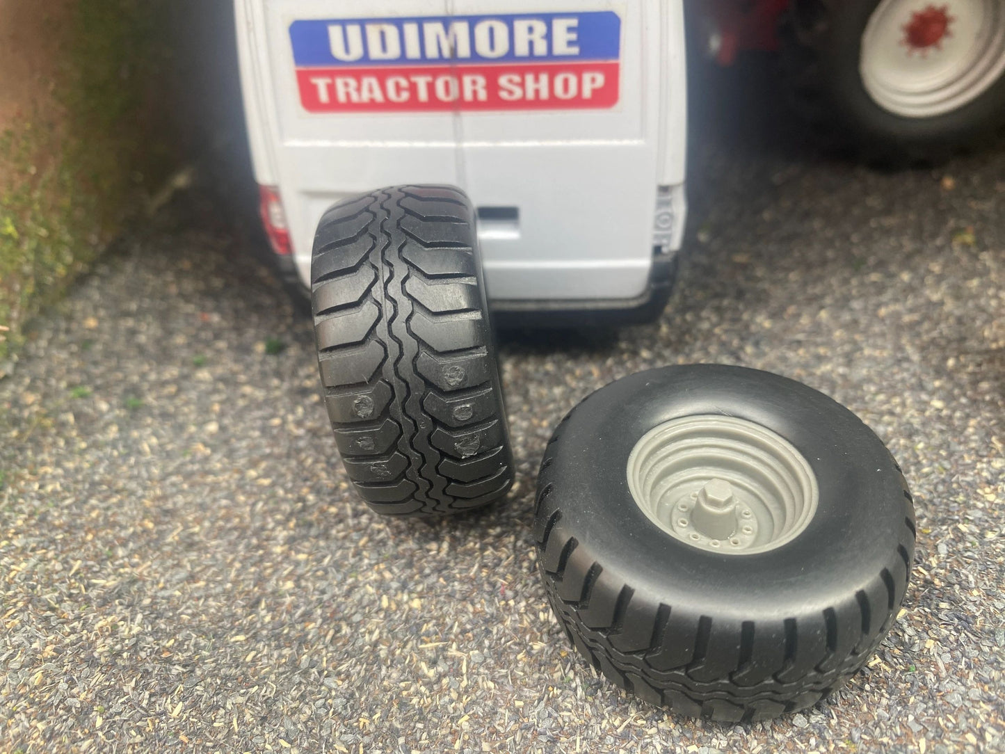 04298 Set of 2 wheels Artisan32 farm machinery 1:32 scale Image 5