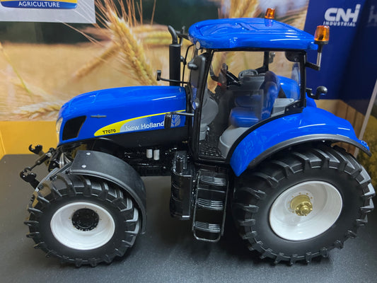 New Holland T7070 Auto Command Tractor 1:32 scale Boxed ROS