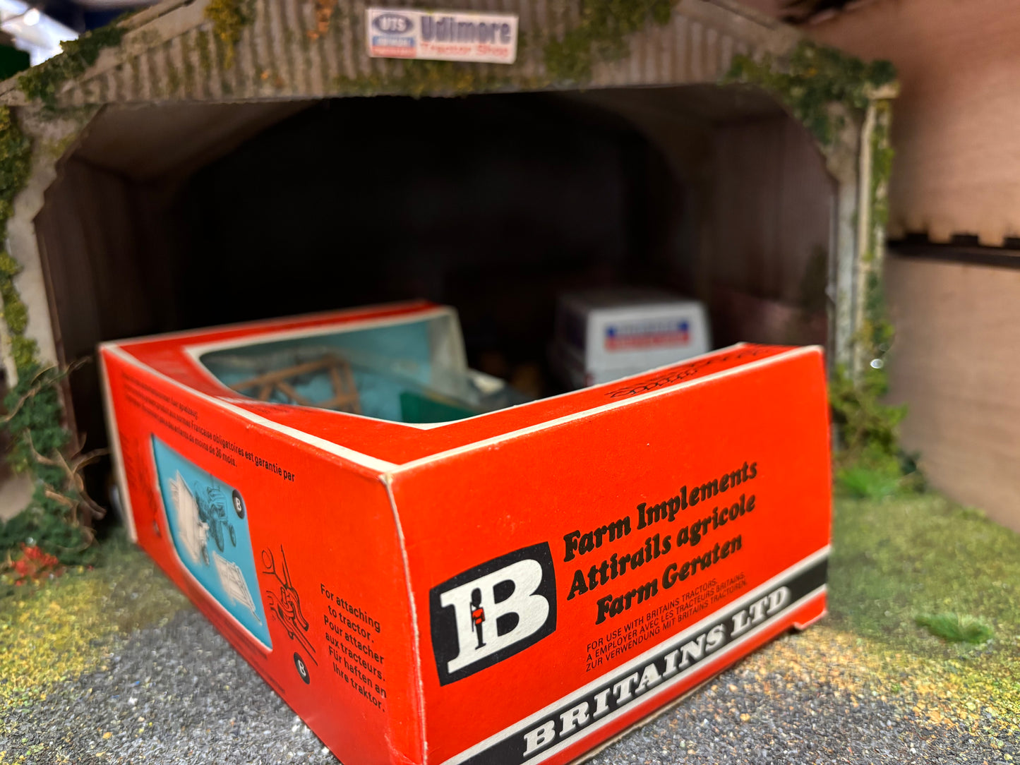 9550 Vintage Britains Tipping trailer 1:32 scale Straw box obsolete
