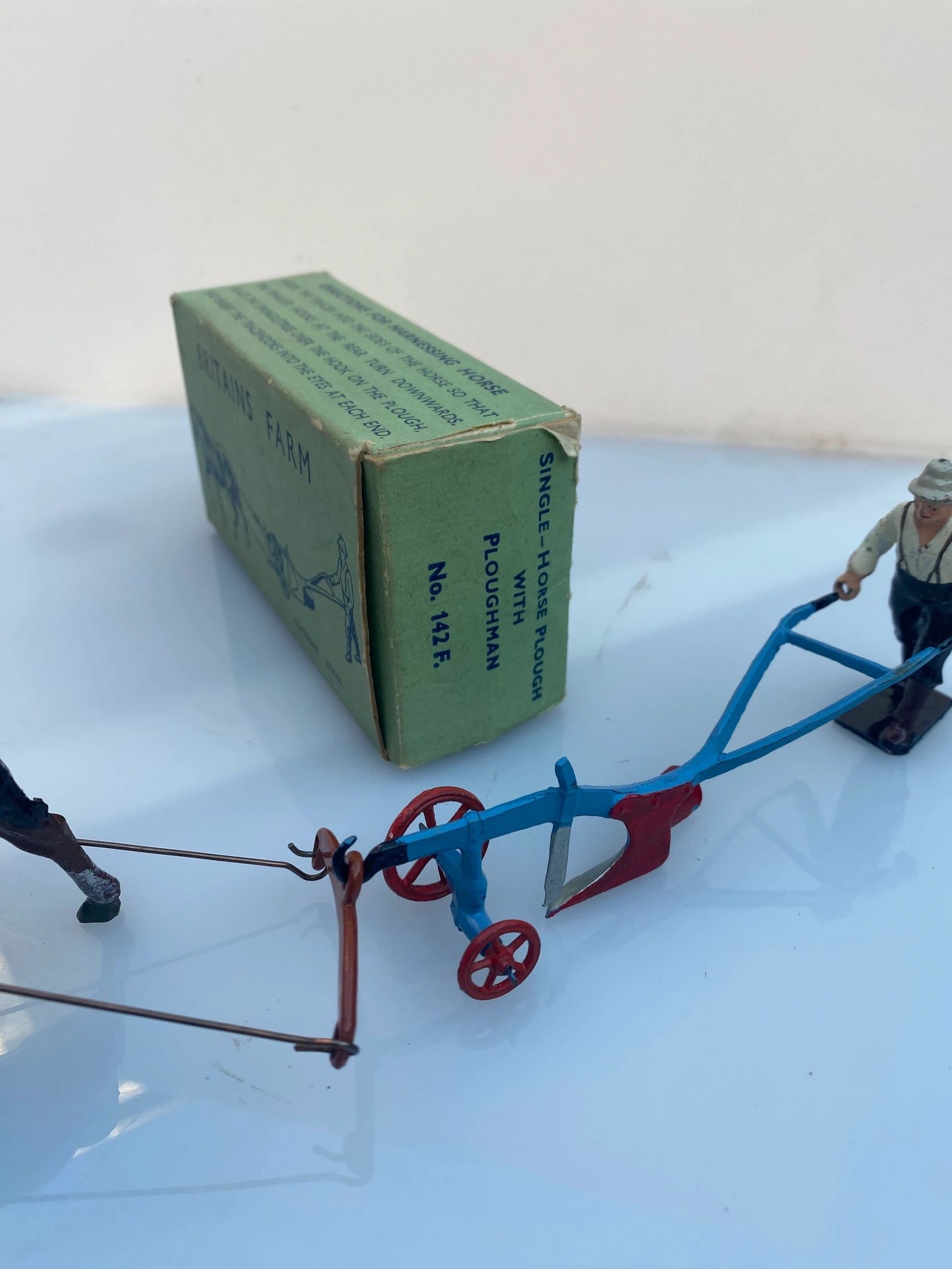 142F Vintage Britains Single horse Plough with Ploughman 1:32 scale boxed Image 3
