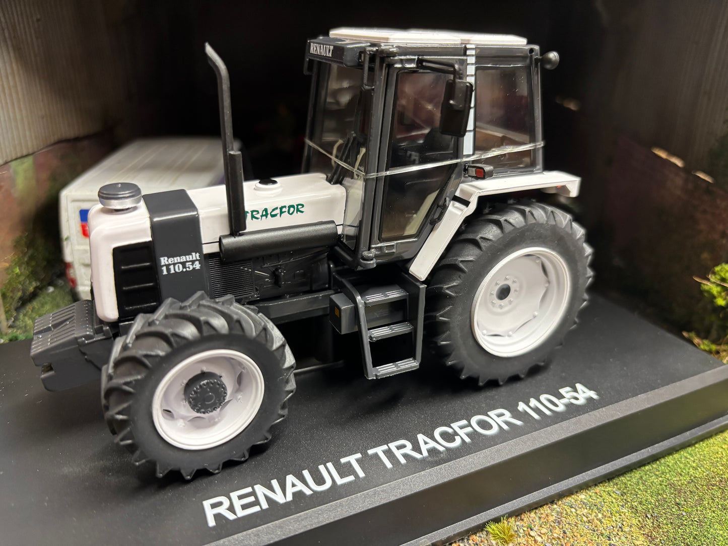 REP220 Replicagri White Renault 110-54 TZ tractor tracfor 1:32 scale Boxed