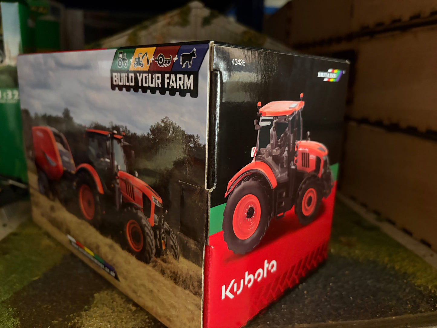 Britains Kubota M7-154 Tractor 43438 New Boxed 1:32 Scale