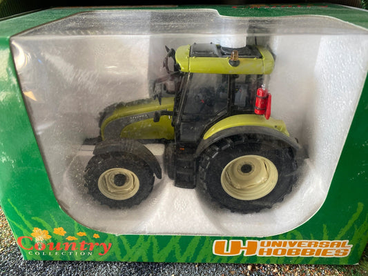 2630 Universal Hobbies Valtra C series tractor 1:32 BOXED Image 2
