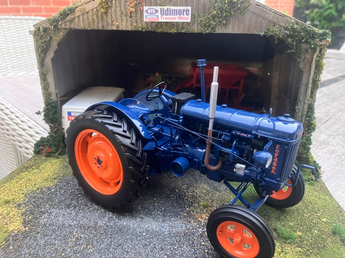 2638U Universal Hobbies Fordson E27N Major tractor BOXED 1:16 scale Image