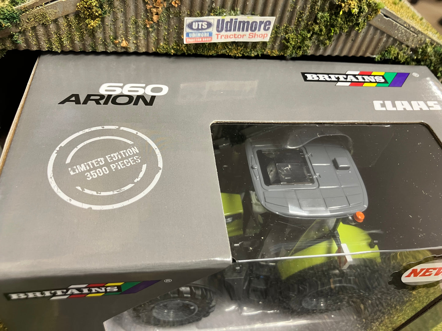 Limited Edition Britains Night Edition Claas Arion 660 Tractor 1:32 scale New BOXED 43422