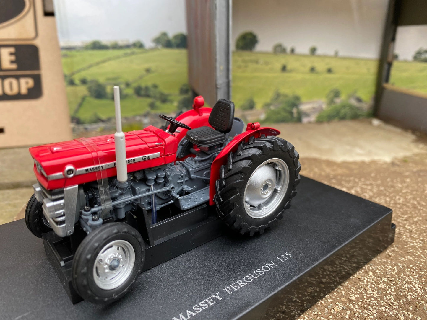 2785 Universal Hobbies 1965 Massey Ferguson 135 tractor BOXED 1:32 New Image 3
