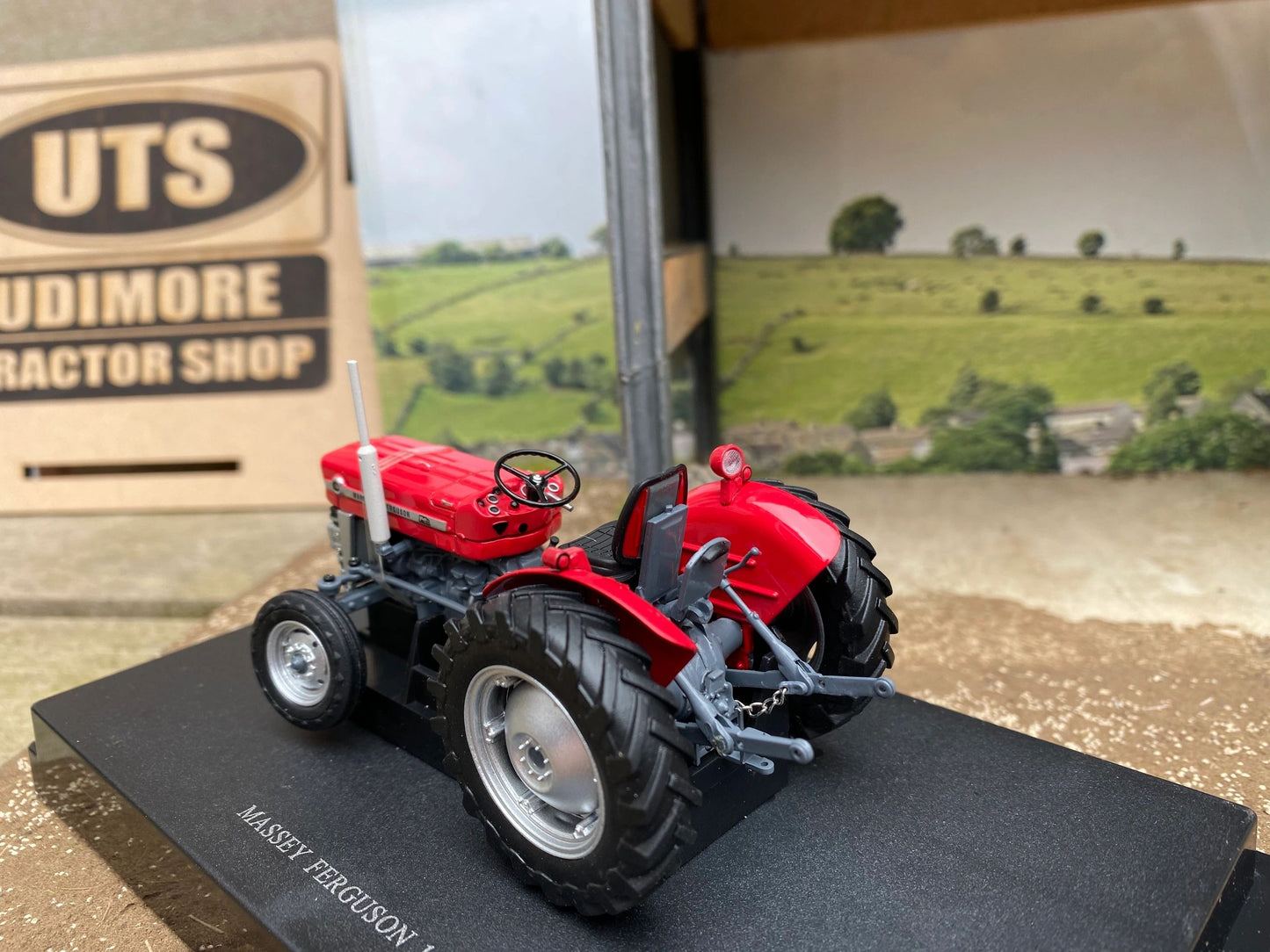 2785 Universal Hobbies 1965 Massey Ferguson 135 tractor BOXED 1:32 New Image 4